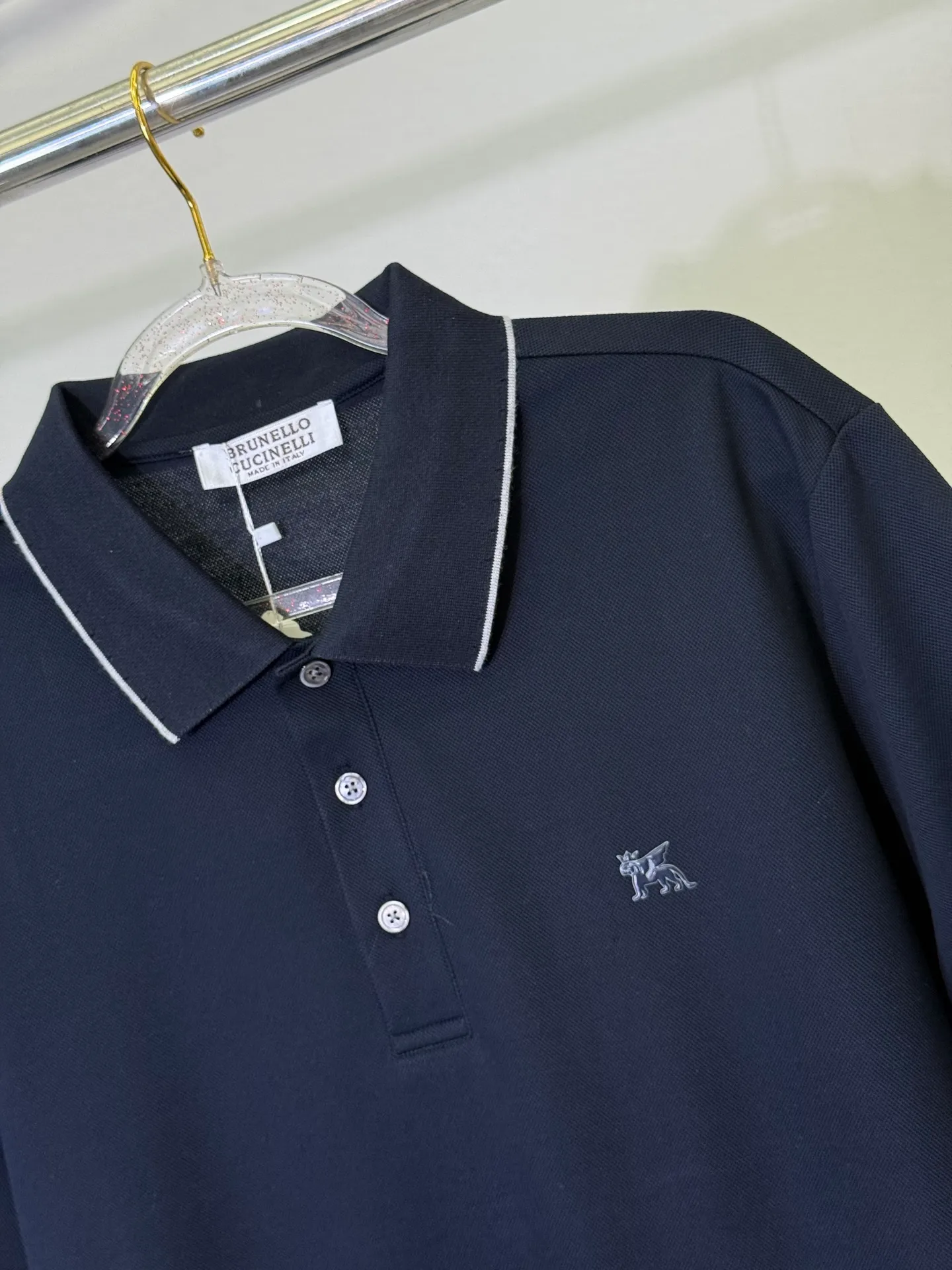 💋 Brunello Cucinelli Navy Pegasus Polo Shirt. Put the low-key luxury of Italy’s “King of Cashmere” into this calm navy blue Polo. The delicate Pegasus embroidery on the chest, with contrasting white edge details on the collar and cuffs, is low-key yet highly recognizable on the deep navy blue background. It is the first choice for players who truly understand texture. The high-count piqué cotton fabric is selected to be drape-resistant and wrinkle-resistant. The upper body has a neat and straight noble feeling. The fit is slightly loose and does not matter the body shape. It can be easily held in business commuting and light formal occasions. A navy blue Polo can guarantee your dignity and style in all occasions in four seasons. M-3XL